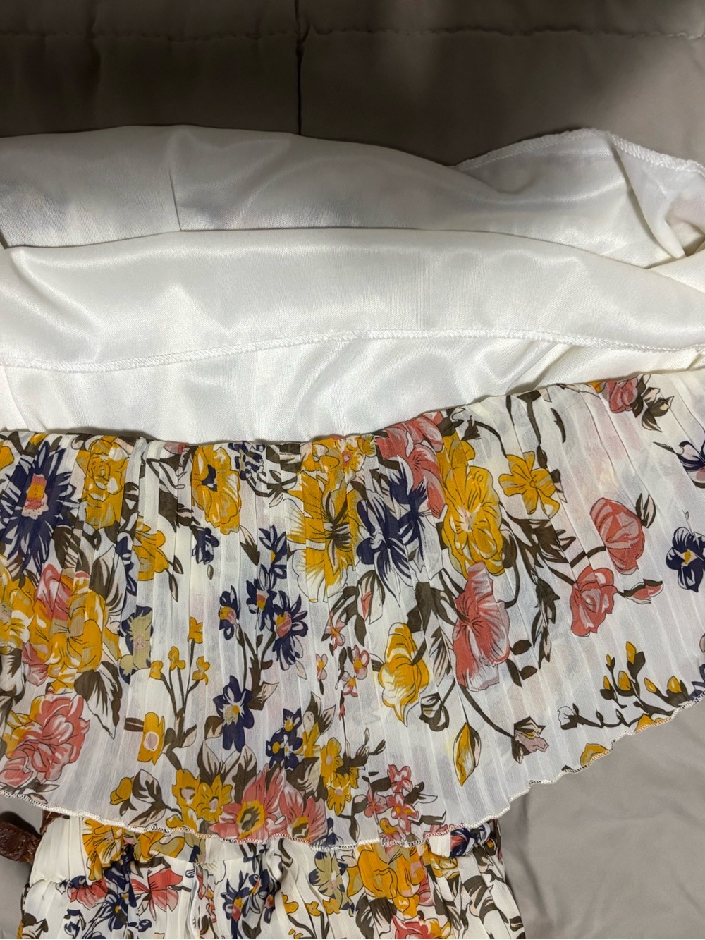 Sleeveless Floral V-Neck Pleated Dress in Cream and Yellow with removable belt - Picture 4 of 11